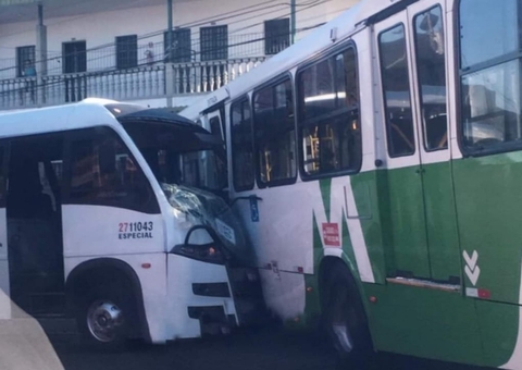 Acidente entre ônibus e rota do Distrito deixa quatro feridos em Manaus