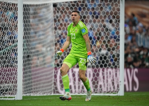 Goleiro da Argentina explica por que simulou pênis com troféu após título