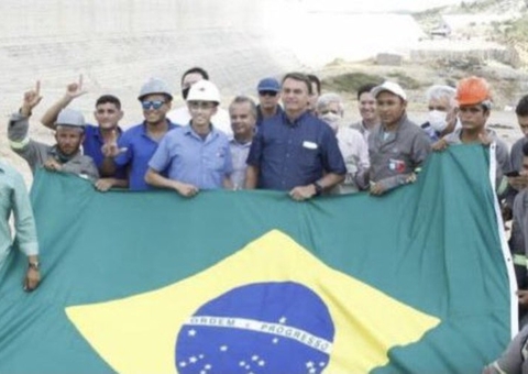 Em foto com Bolsonaro, trabalhadores fazem gesto em apoio a Lula