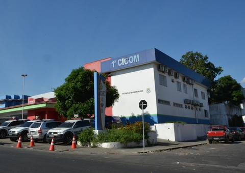 Armado com 'peixeira', homem é preso após assaltar drogaria em Manaus