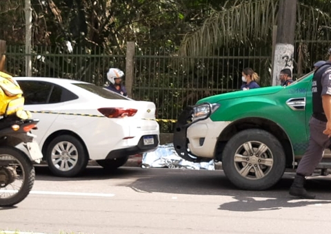 Homem é executado a tiros dentro de carro em avenida de Manaus; vídeo