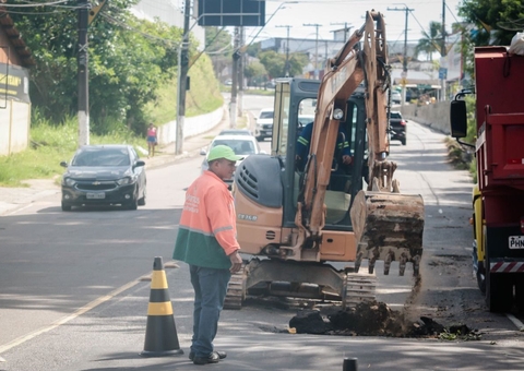 Cratera se abre em avenida de Manaus após rompimento de tubulação