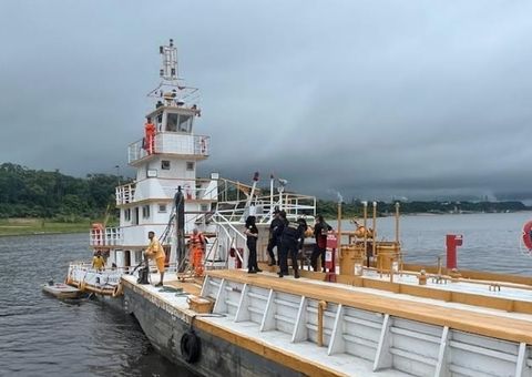 PF fiscaliza balsa em Manaus e prende homem por porte ilegal de arma