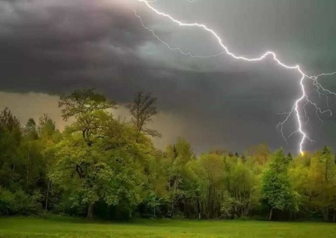 Criança de 3 anos morre ao levar choque enquanto tentava acender luz do quarto durante temporal