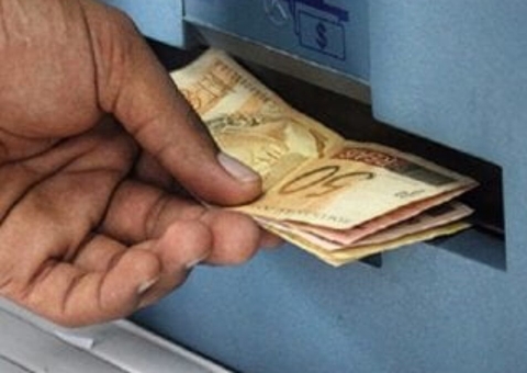 Banco é condenado a indenizar mulher por ‘prender’ salário em conta