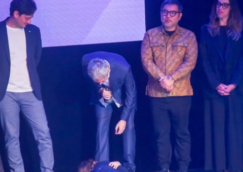 Em aparição raríssima, filho de Serginho Groisman invade palco e se joga no chão