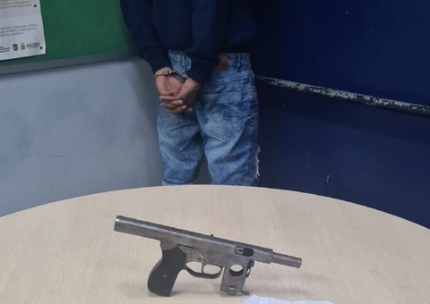 Jovem é preso com drogas e submetralhadora escondida na Compensa em Manaus