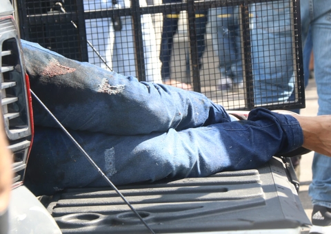 Preso que estava em viatura fuzilada sobrevive a ataque em Manaus; Vídeo