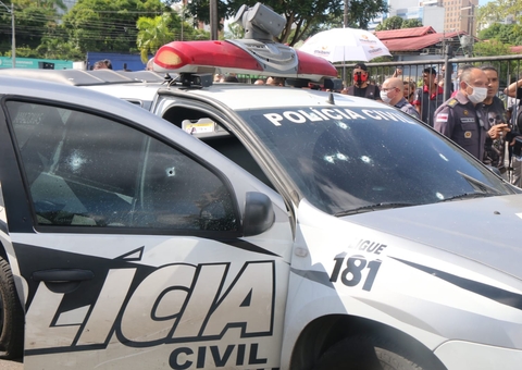 Viatura da polícia com presos é fuzilada ao chegar em fórum em Manaus; Vídeo