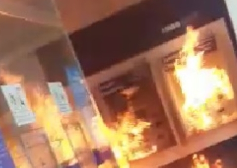 Vídeo: CV põe fogo em caixas eletrônicos da Caixa Econômica em Manaus