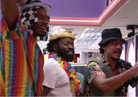 Eliezer, PA e DG comemoram ao ver Natália e Brunna no desfile da Beija-Flor