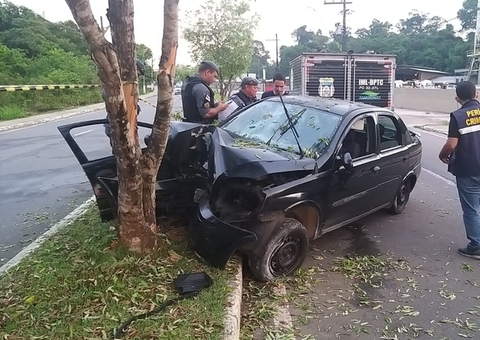 Acidente: Mulher morre após carro atingir árvore em avenida de Manaus