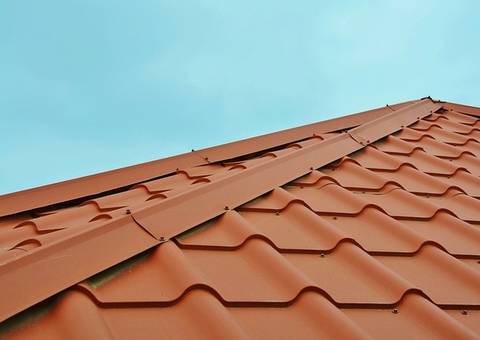 Assaltante tenta fugir pelo telhado e é linchado pela população em Manaus