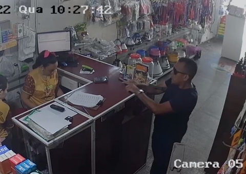 Homem armado finge ser cliente e assalta pet shop em Manaus; veja vídeo