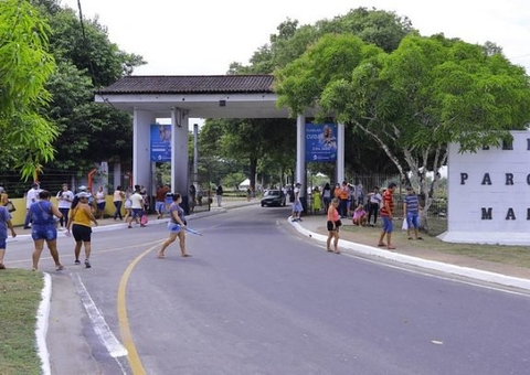 Visitação em cemitérios de Manaus tem mais de 300 mil pessoas durante 'Dia dos Pais'