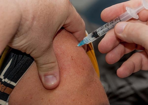 Covid-19: Reino Unido é 1º país a aprovar vacina para Ômicron