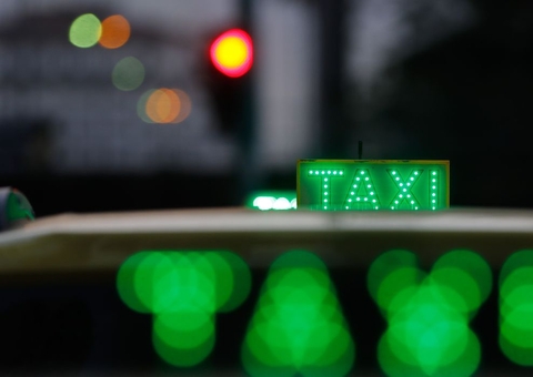 Auxílio Taxista começa a ser pago com parcela dobrada