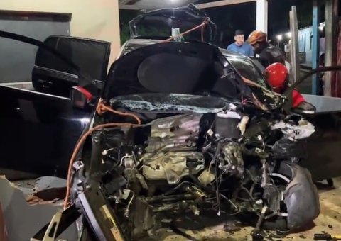 Motorista fica preso as ferragens ao ter carro prensado em muro em grave acidente em Manaus