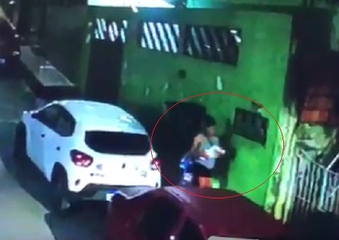 Polícia procura mulher que abandonou recém-nascida em caixa de sapato em Manaus