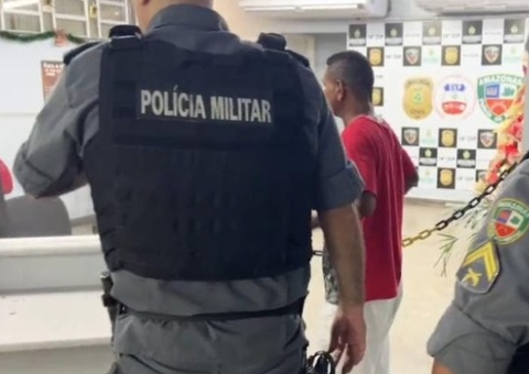 Homem tem ataque de fúria e é preso após jogar pedra em ônibus 'Amarelinho' em Manaus