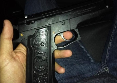 Pistoleiros abrem fogo contra homem no meio da rua em Manaus