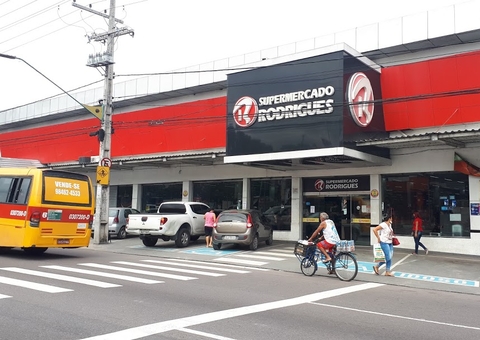 Incêndio em supermercado de Manaus assusta funcionários