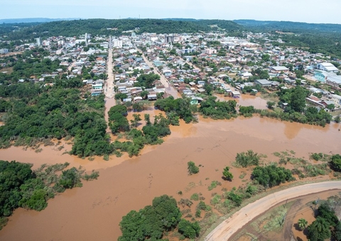 Sobe para 180 número de mortos em enchentes no RS; 32 seguem desaparecidos