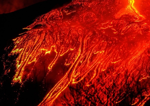 Monte Etna ilumina noites na Itália com explosões e fontes de lava