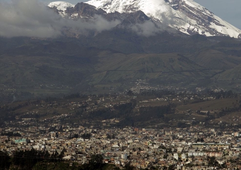 Cinzas de vulcão escurecem céu e cobrem cidades do Equador