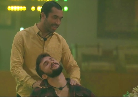 Arthur pede 'mordidinha' de Gil e clima esquenta no BBB21; veja vídeo