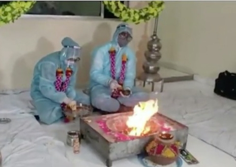 Com covid-19, noivos casam com roupa de proteção contra doença