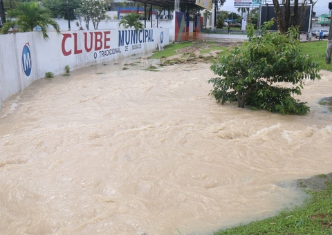 Clube Municipal fica alagado durante temporal em Manaus; vídeo