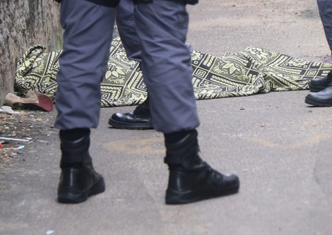 Jovem é perseguido por criminoso e morto a tiros em beco de Manaus