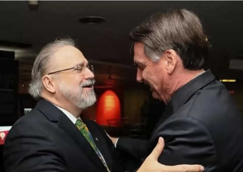 PGR rejeita investigação contra Bolsonaro por cheques de Queiroz a Michelle