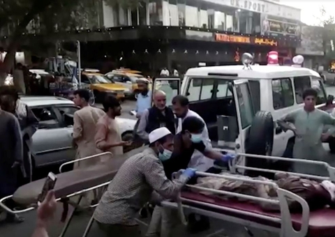 Estado Islâmico ataca aeroporto de Cabul, deixa ao menos 73 mortos e trava retirada do Afeganistão