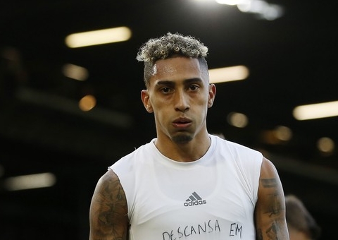 Jogador erra no português ao homenagear Marília Mendonça