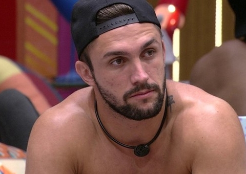 Arthur abandona festa do BBB21 após crise de ciúmes