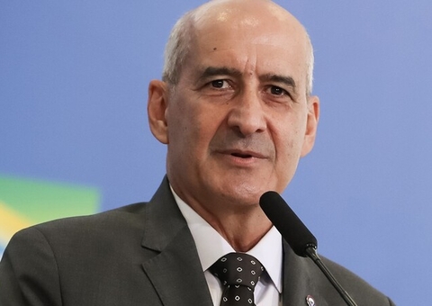 Ministro Ramos se vacina escondido contra a Covid: 'quero viver'