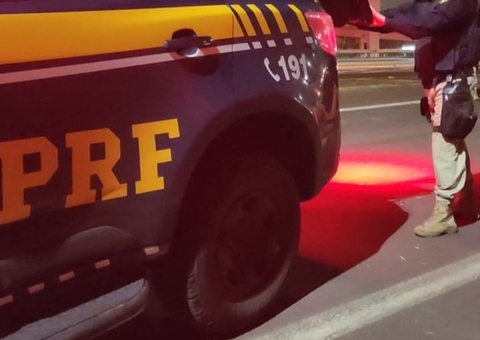 Jovem finge ser policial para ajudar nas buscas por Lázaro, mas acaba preso