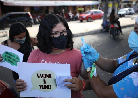 Adolescentes de comunidades ribeirinhas são vacinados contra a covid-19 no Amazonas