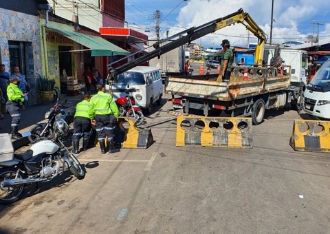 Rua no Centro de Manaus é interditada devido a cheia do rio Negro
