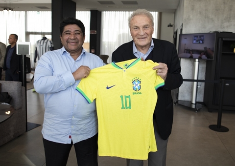 Campeão Mundial de 58, Mazzola visita concentração e recebe homenagem