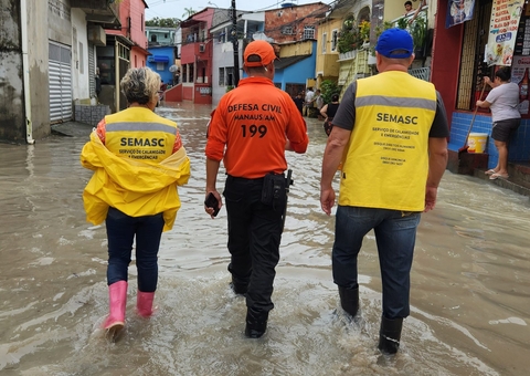 Bueiro rompe, árvore tomba, rua alaga; chuva causa estragos em Manaus nesta sexta-feira