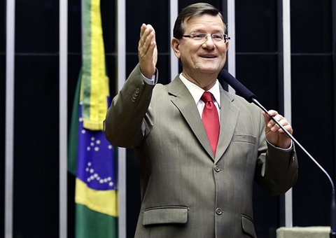 José Ricardo comemora criação de PL que doa absorventes para estudantes