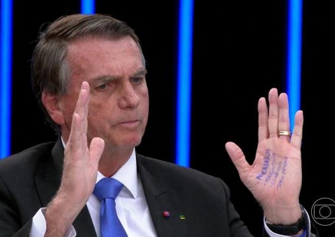 Bolsonaro mostra cola anotada a caneta em sua mão no dia seguinte ao JN
