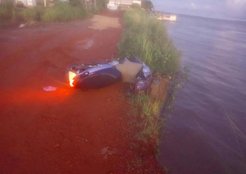 Motociclista bate em buraco e despenca em rio no Amazonas