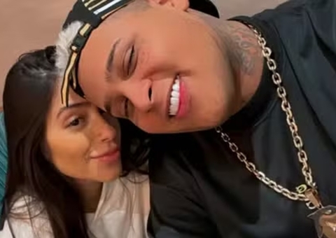 Após chute, Ryan SP aparece atirando mala na mãe de sua filha 