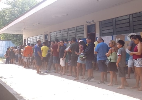 Filas quilométricas são registradas em colégios eleitorais no Amazonas
