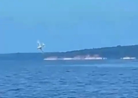 Vídeo registra queda de avião no Rio Negro neste domingo