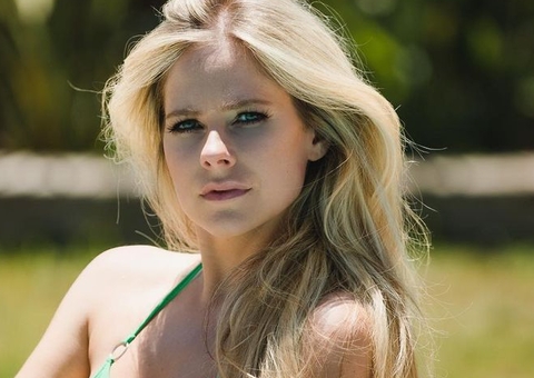 Avril Lavigne sensualiza em fotos raríssimas de biquíni e agita fãs